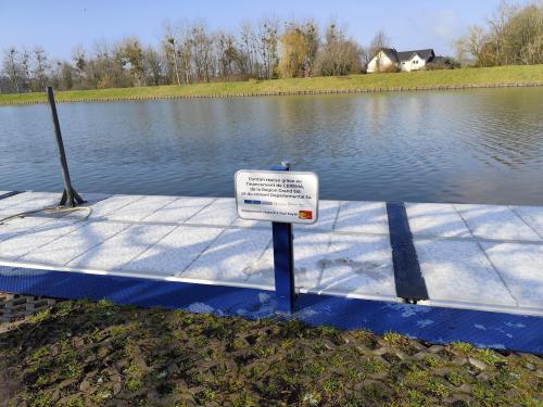 Ponton adapté en hauteur et équipé d’un lève-personne pour faciliter l’embarquement des personnes à mobilité réduite